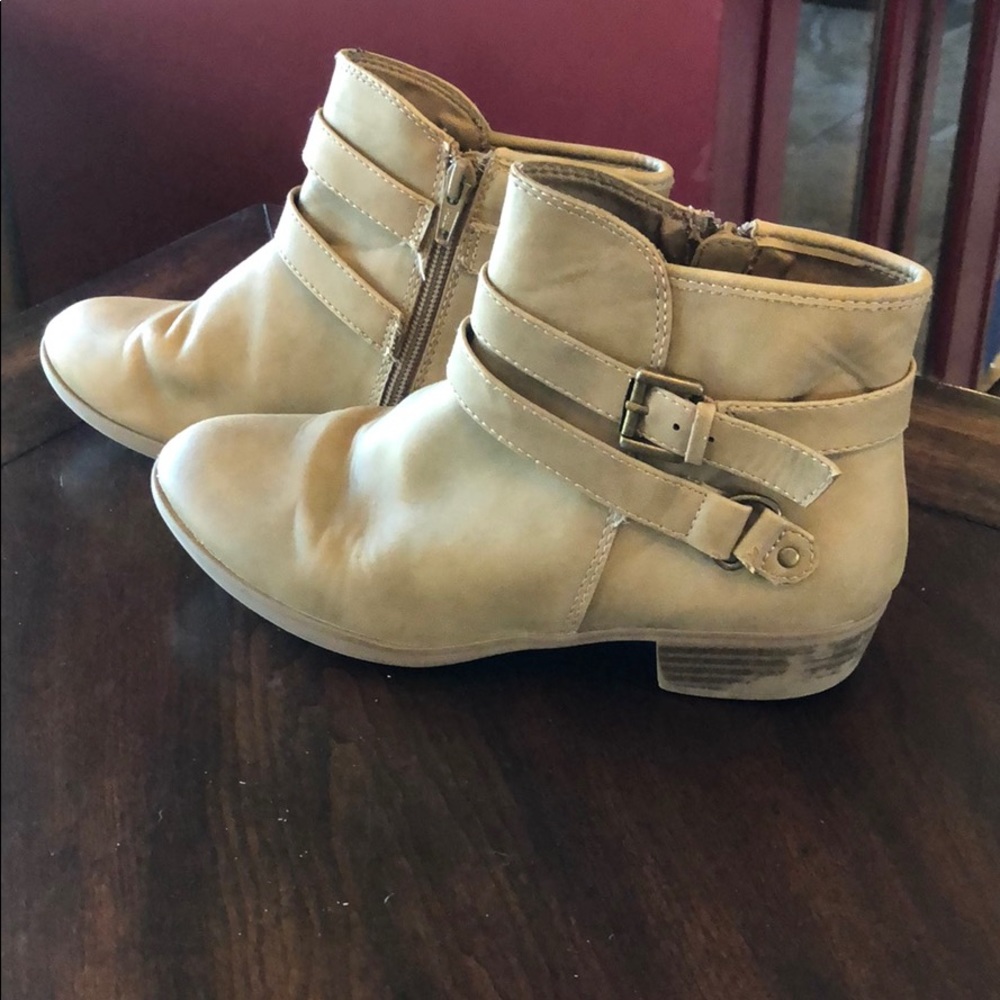 Girls taupe zip up booties.